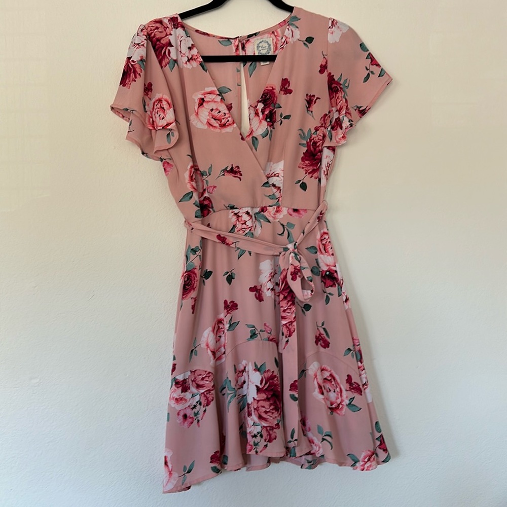 Super cute dress! Great to wear in summer and spring!